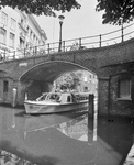 881094 Gezicht op de Bezemburg over de Oudegracht te Utrecht, met de rondvaartboot Jan van den Doem.